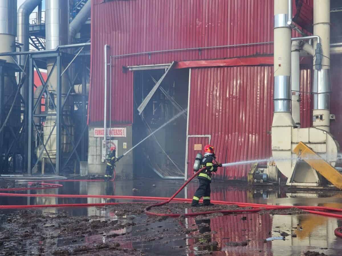 Explozie și incendiu la fabrica Kronospan din Sebeș trei angajați răniți grav în incident