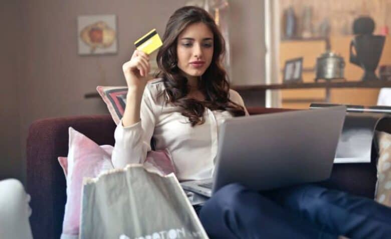 Inflația afectează comportamentul de cumpărare al românilor în mediul online conform unui nou studiu