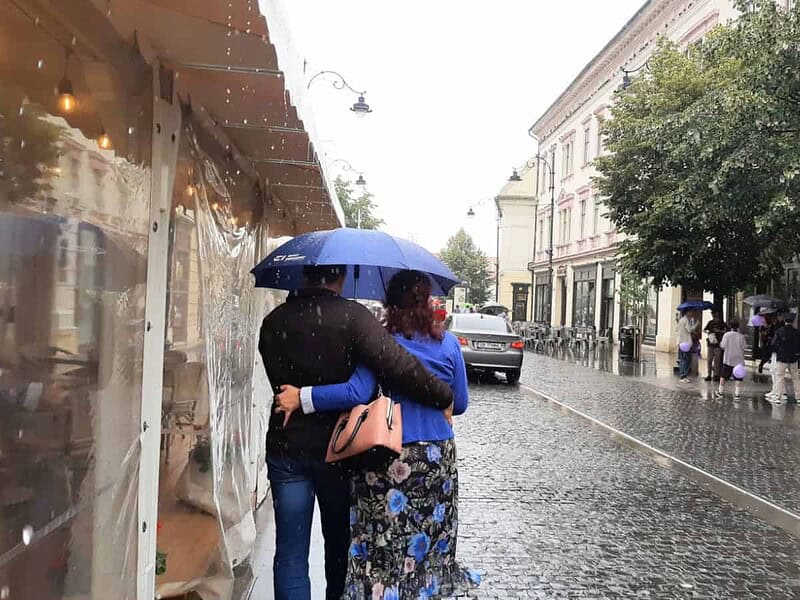 Meteorologii anunță ploi și vânt puternic în toată țara până vineri seara