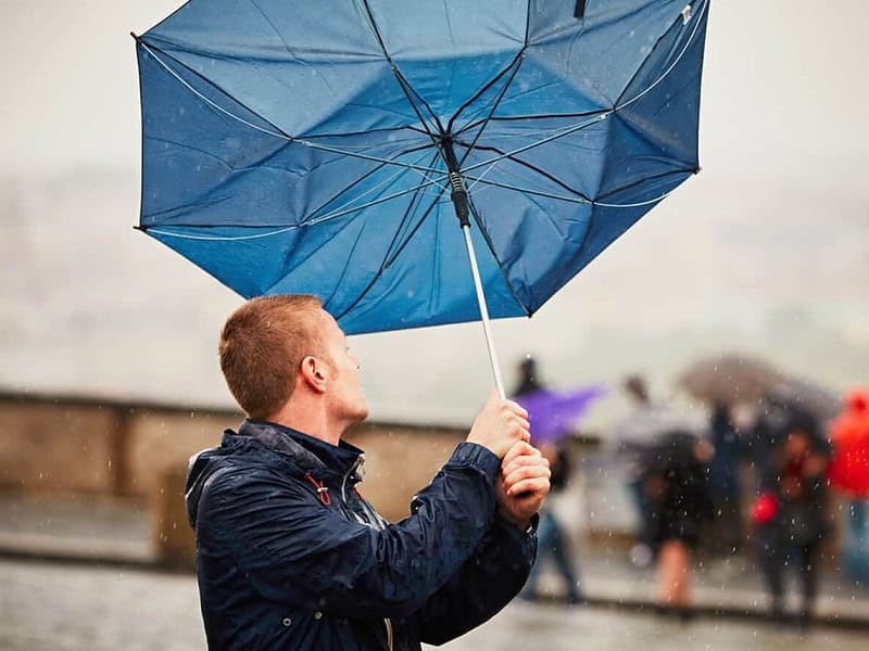 Meteorologii anunță răcire puternică și intensificări ale vântului în următoarele zile