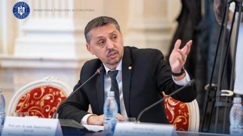 Ministerul Educației asigură că sunt bani pentru salarii și burse până la sfârșitul anului