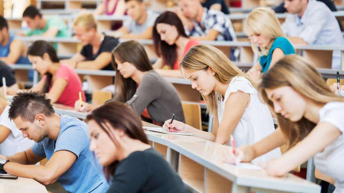 Ministerul Educației propune burse mai mari pentru studenții din învățământul de stat