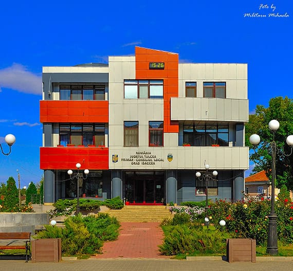 Clădirea Primăriei Tulcea, moderna și impunătoare, simbol al administrației locale din oraș.