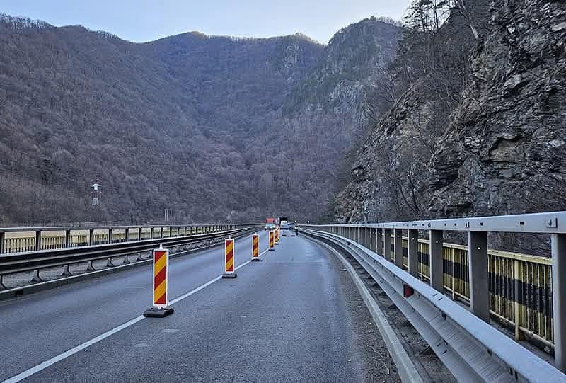 Restricții de circulație pe DN7 în județul Vâlcea din cauza lucrărilor de siguranță