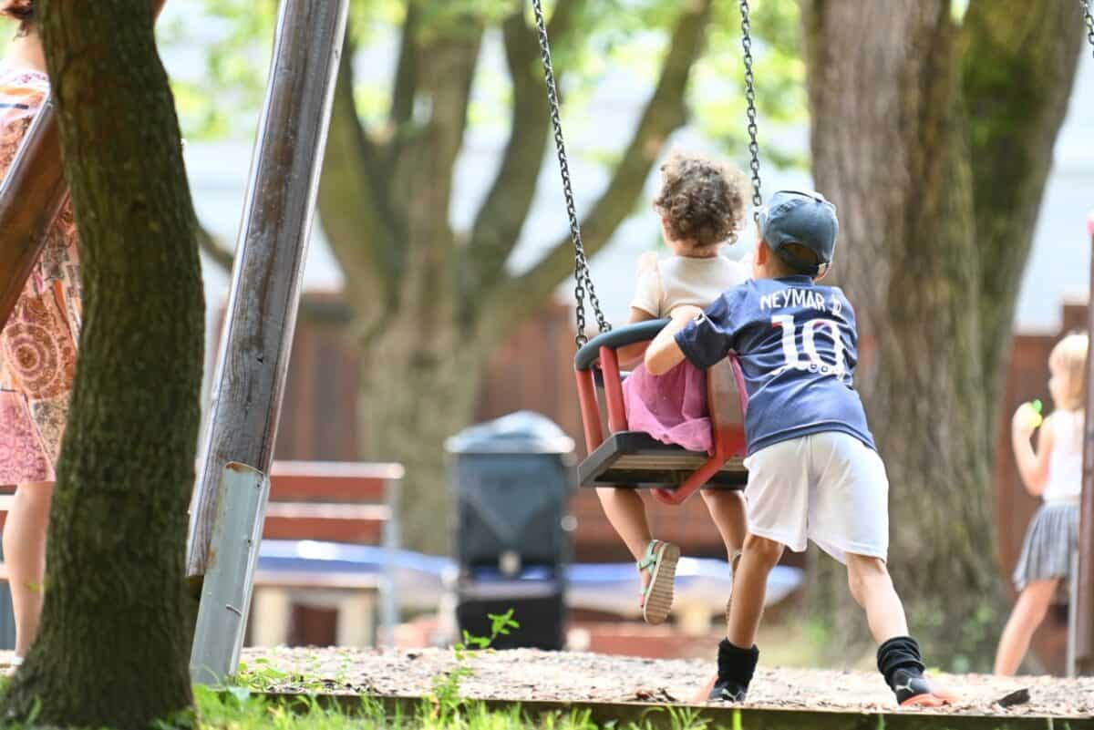 Românii cred că țara se îndreaptă spre o direcție greșită în ciuda așteptărilor reduse de la Guvern