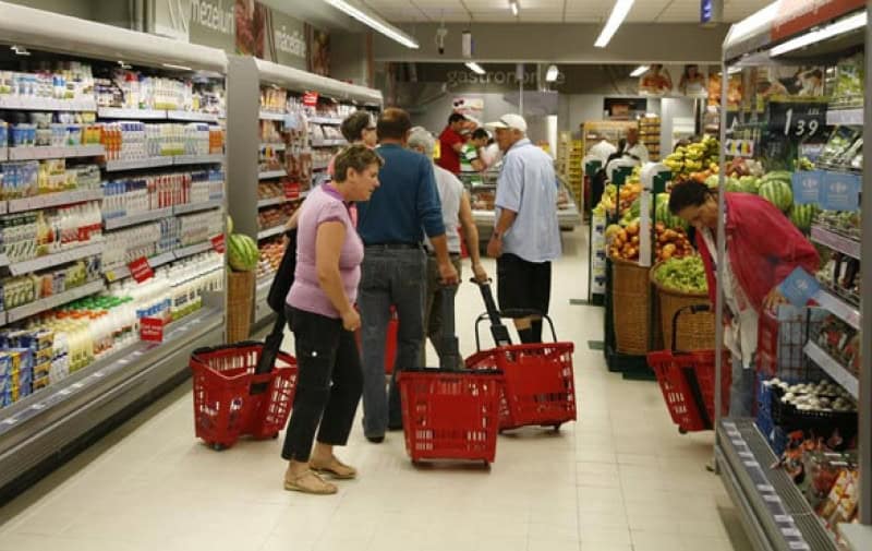 Românii cu venituri mici primesc din nou ajutoare pentru alimente de la stat