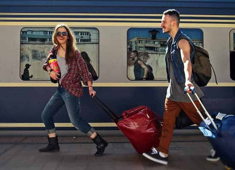 Studenții pot călători cu 90% reducere la CFR Călători în noul an universitar 2025 2026