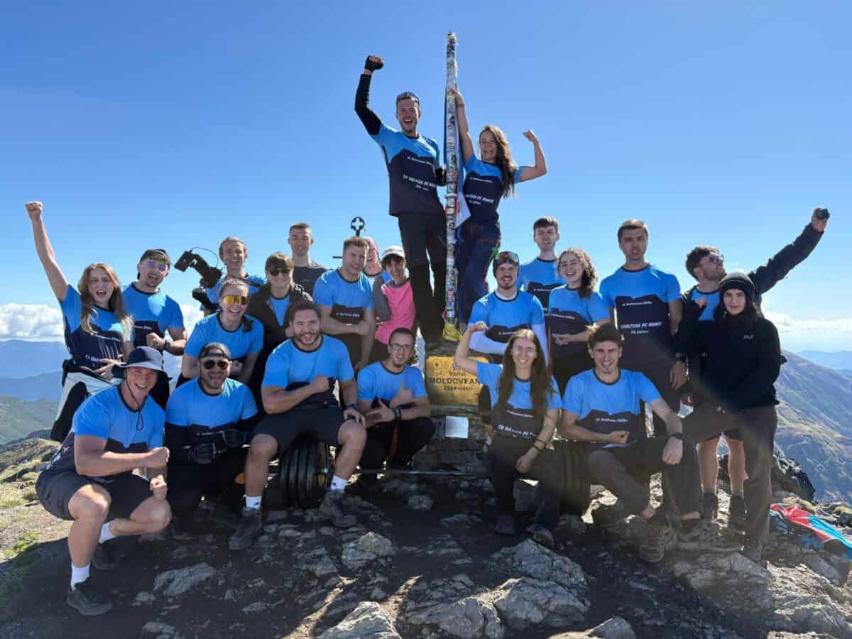 Tineri din toată țara urcă pe Moldoveanu cu haltera de 100 kg pentru un deadlift memorabil