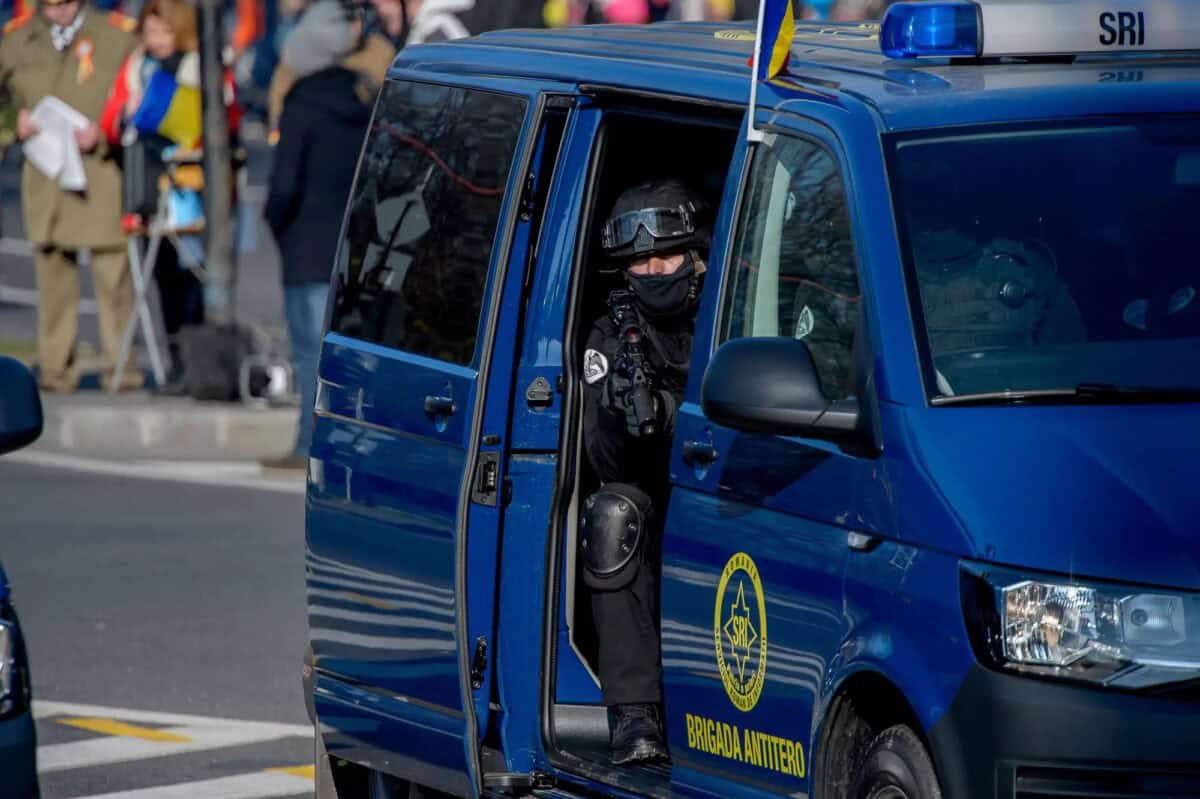 Bărbat fals căpitan SRI racolează persoane pentru misiuni ilegale cu armament