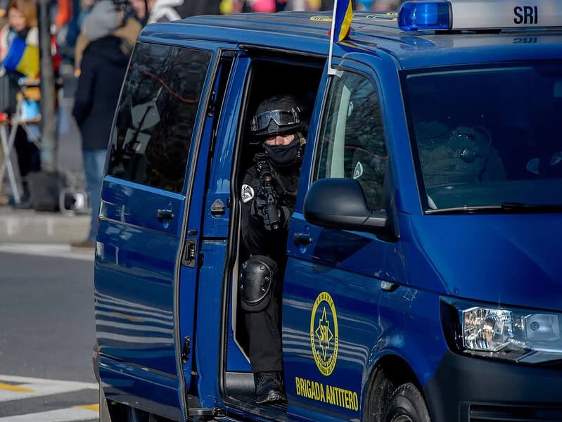 Bărbat fals căpitan SRI racolează persoane pentru misiuni ilegale cu armament