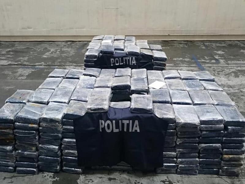 Captură impresionantă de bancnote falsificate în Portul Constanța Sud de polițiști și vameși