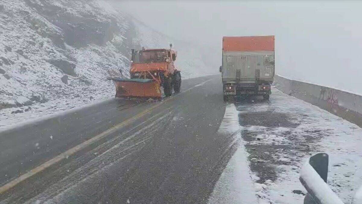 Circulația oprită pe Transalpina din cauza ninsorii și poleiului pe carosabil