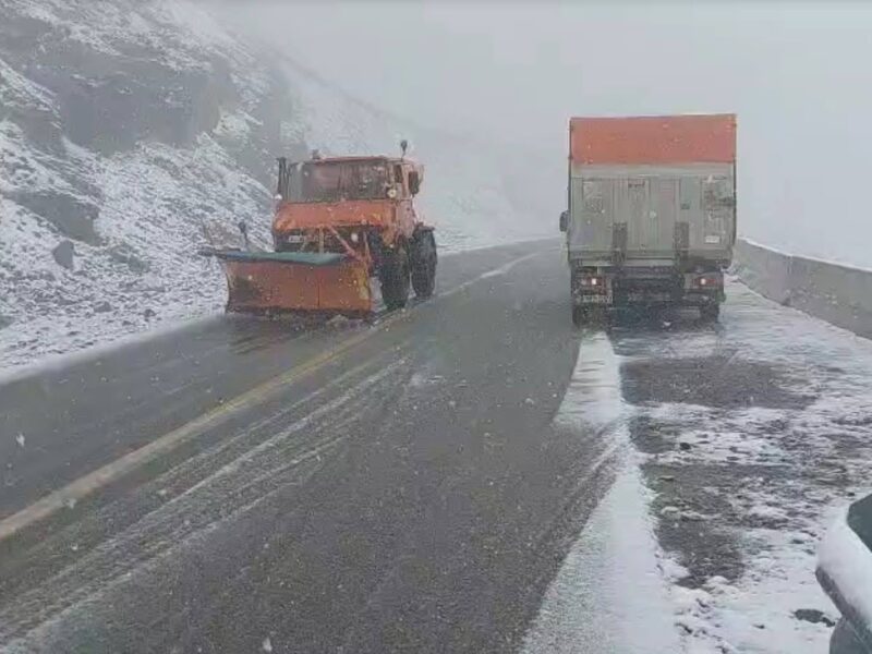 Circulația oprită pe Transalpina din cauza ninsorii și poleiului pe carosabil