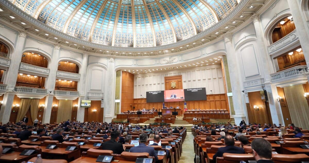 Coaliția analizează reducerea numărului de parlamentari cu 10% în ciuda referendumului din 2009