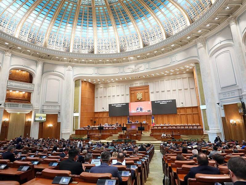 Coaliția analizează reducerea numărului de parlamentari cu 10% în ciuda referendumului din 2009