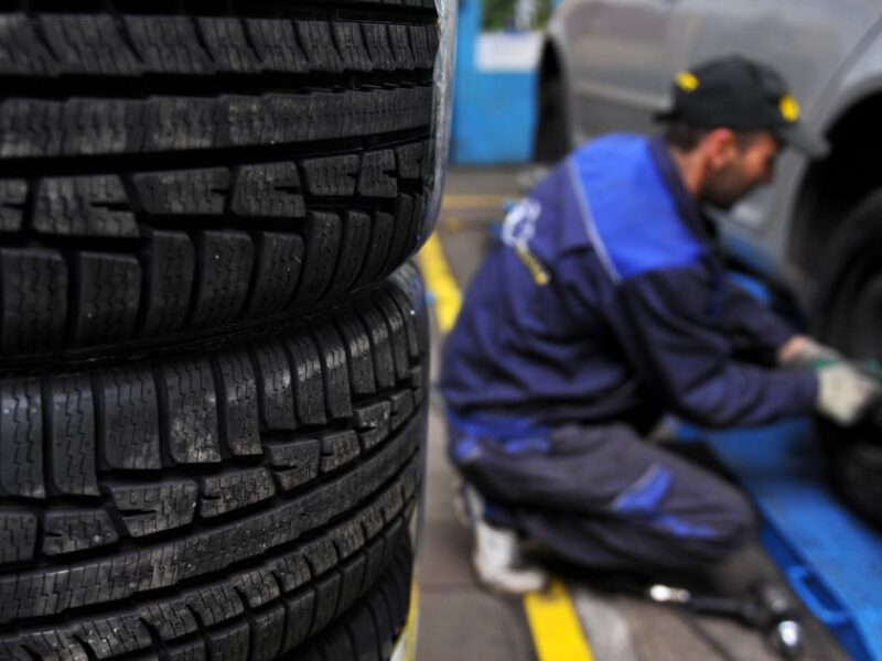 Conducătorii auto trebuie să echipeze vehiculele cu anvelope de iarnă în condiții de zăpadă