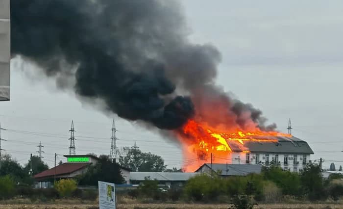 Incendiu devastator la un hotel din Tătărani soldat cu două victime și intervenția pompierilor