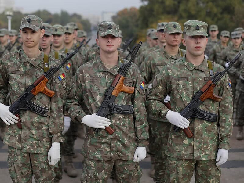 Ionuț Moșteanu asigură că România nu va reintroduce serviciul militar obligatoriu