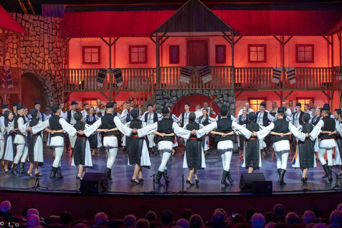 Junii Sibiului aduc tradiția la Festivalul Național de Folclor de la Timișoara