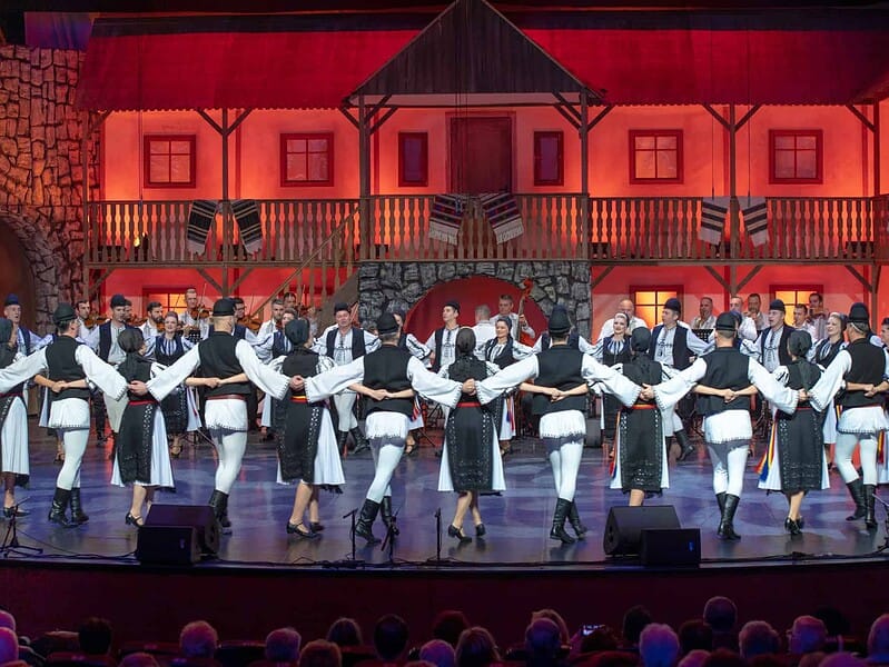 Junii Sibiului aduc tradiția la Festivalul Național de Folclor de la Timișoara