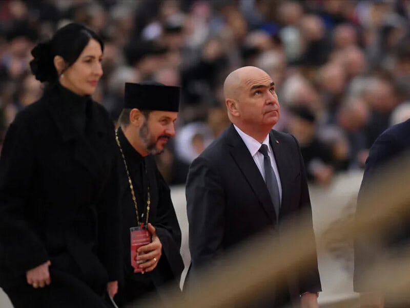 Premierul Bolojan huiduit din nou de protestatari la sfințirea Catedralei Neamului