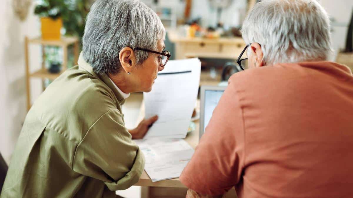 Românii optează pentru retrageri eșalonate din pensiile private după majorarea taxelor