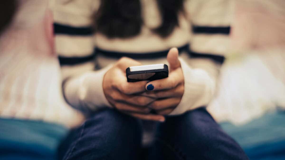 Senatul adoptă Legea Majoratului Digital pentru siguranța copiilor în mediul online