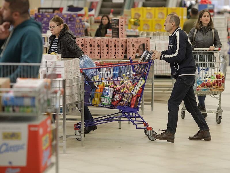 Traiul decent pentru o familie cu doi copii a ajuns la 11.370 de lei pe lună