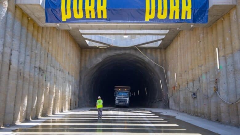 Asfaltarea tunelului Alina de pe Autostrada Sibiu–Pitești avansează rapid cu tehnologie germană