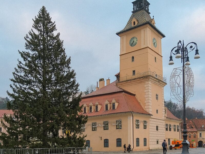 Brașov își sărbătorește Crăciunul cu un brad impresionant de 31 de metri din Poiana Brașov