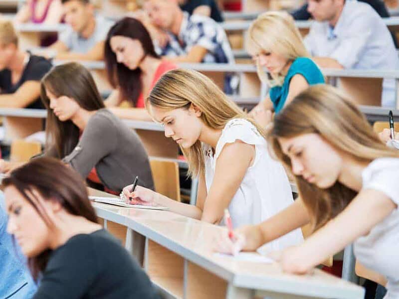 Bursele pentru elevi încep pe 20 noiembrie 2025 cu sume între 300 și 700 de lei