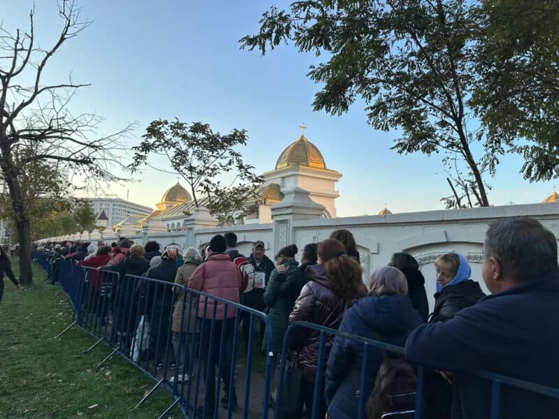 Credincioșii așteaptă ore în șir pentru a vizita Catedrala Națională
