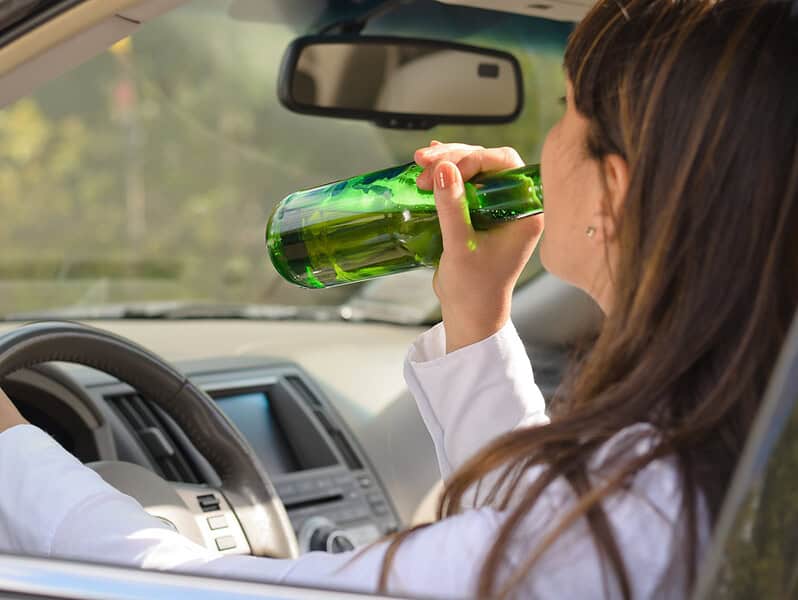 femeie beata la volan