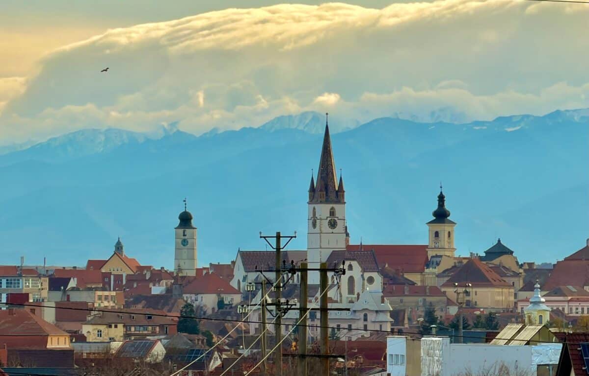 Fenomene meteo intense în județul Sibiu cu ploi și vânt puternic până duminică