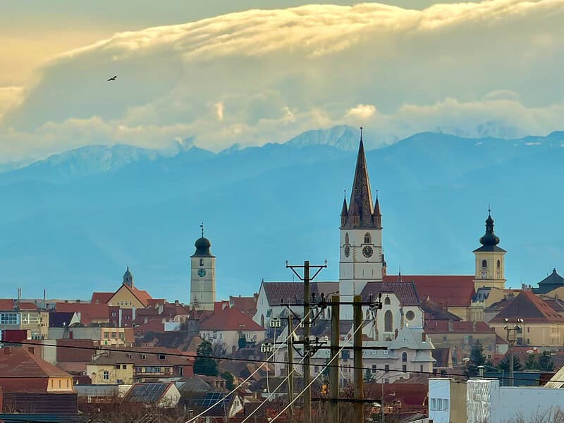 Fenomene meteo intense în județul Sibiu cu ploi și vânt puternic până duminică