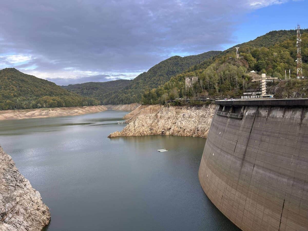 Hidroelectrica reia deversările controlate la Barajul Vidraru pentru evaluarea capacității râului Argeș