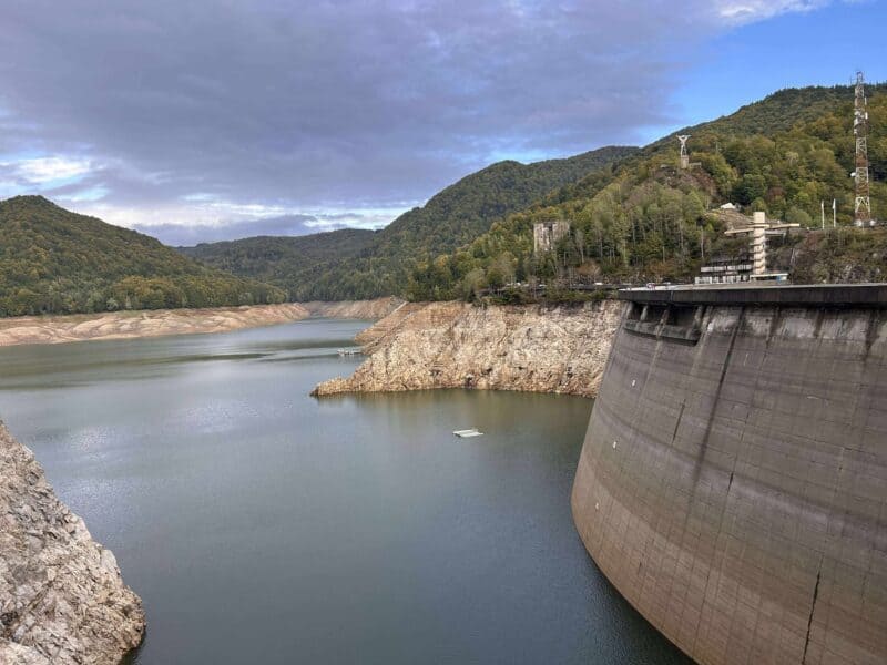 Hidroelectrica reia deversările controlate la Barajul Vidraru pentru evaluarea capacității râului Argeș