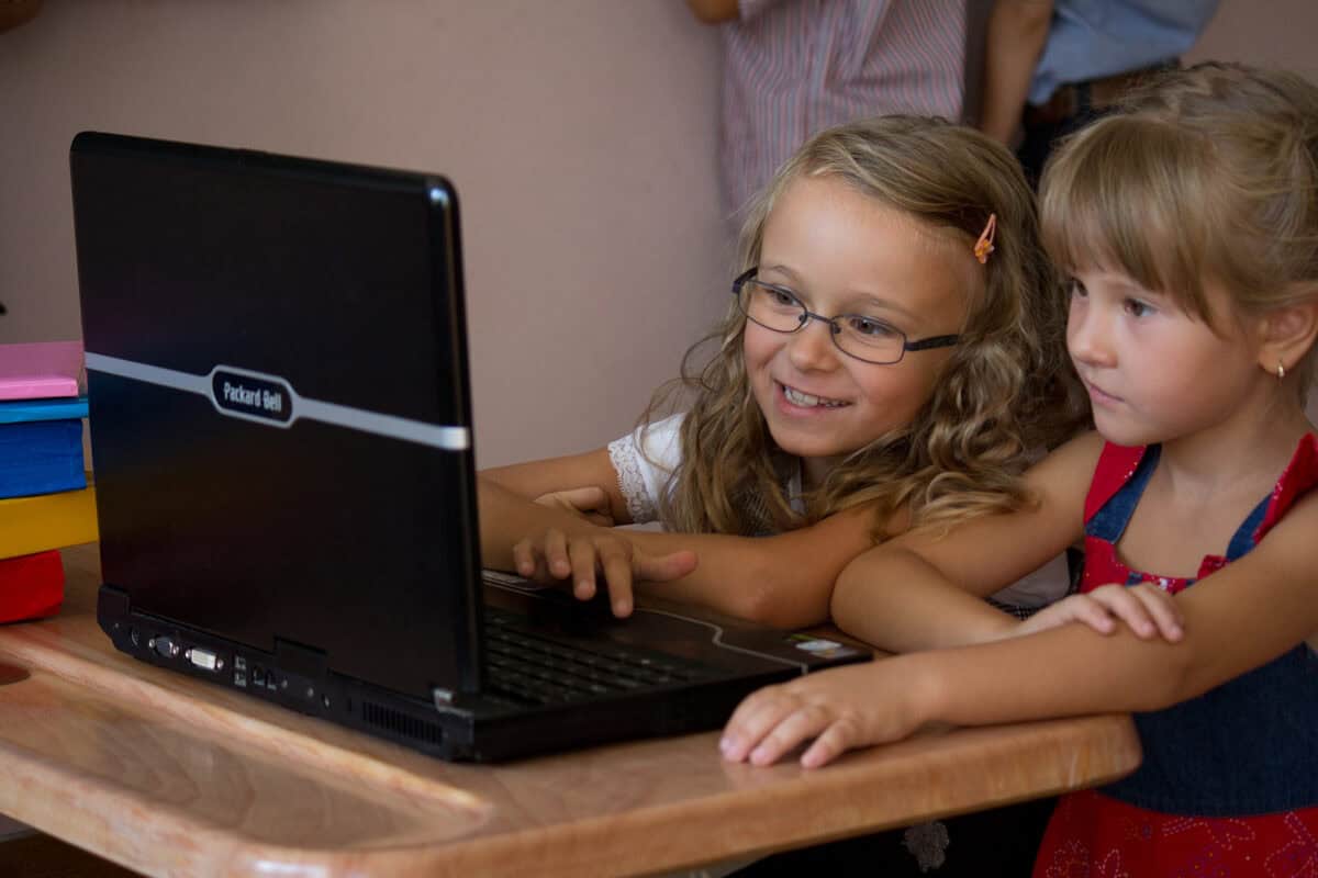 Învațământul în criză copii de clasa a II-a panică în timpul testului digital Brio