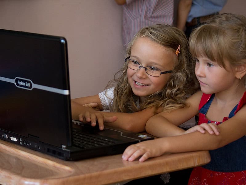 Învațământul în criză copii de clasa a II-a panică în timpul testului digital Brio