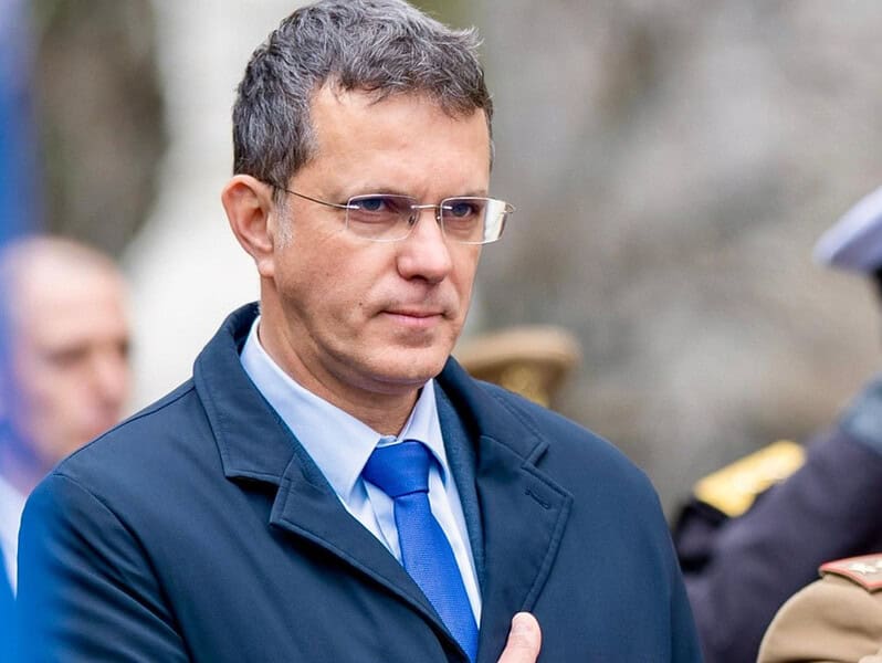 Ionuț Moșteanu și-a anunțat demisia din funcția de ministru al Apărării în urma scandalului academic