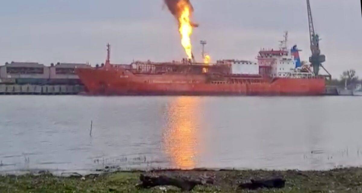 Navă încărcată cu GPL luată de flăcări după coliziunea cu o dronă pe Dunăre