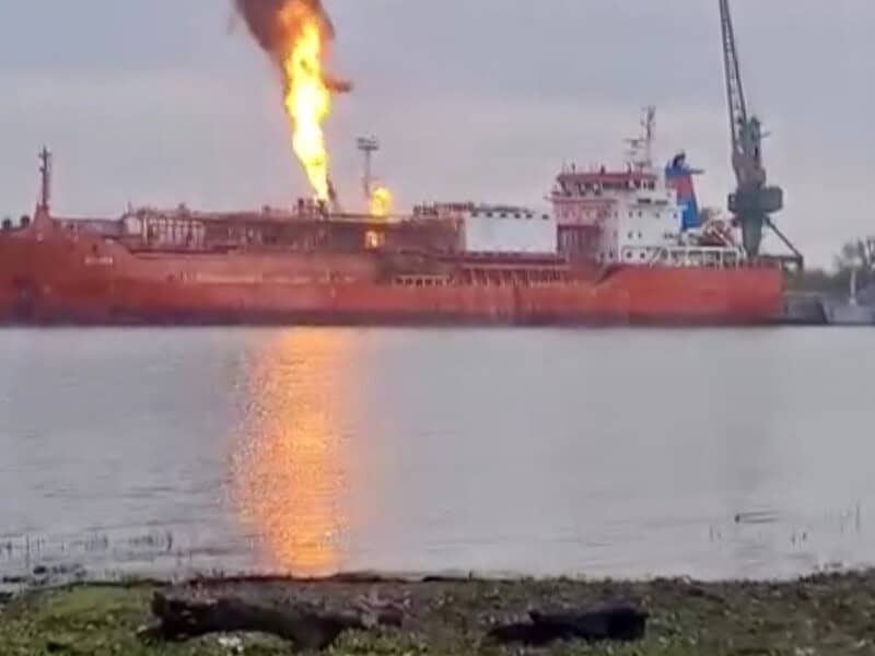 Navă încărcată cu GPL luată de flăcări după coliziunea cu o dronă pe Dunăre