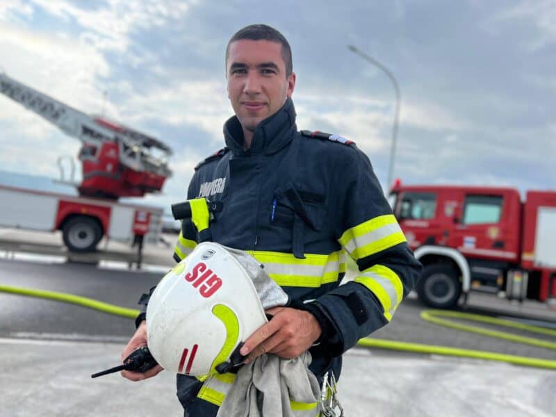 Pompier din Sibiu intervine în timpul liber pentru a stinge incendiul din satul Lovnic