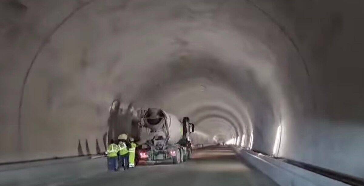 Progres important pe autostrada Sibiu–Pitești cu finalizarea turnării betonului în tunelul Momaia