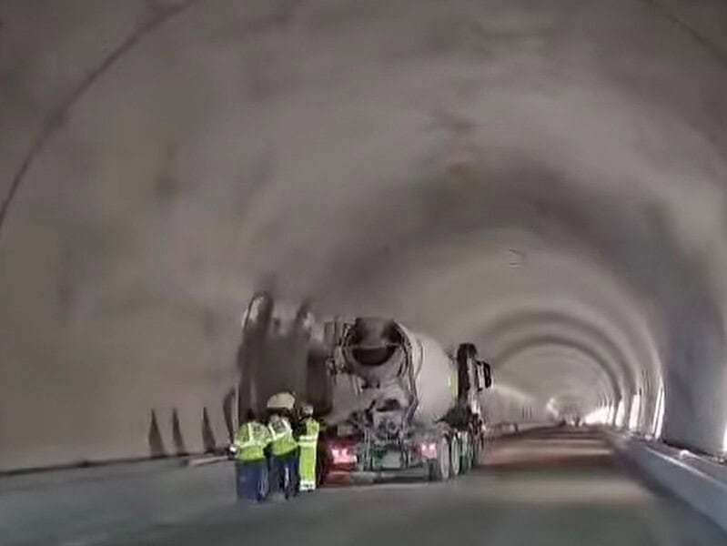 Proiectul autostrăzii Sibiu-Pitești avansează rapid cu 550 de muncitori mobilizați