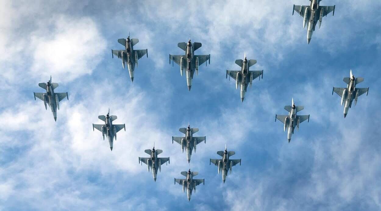 romania primeste 18 avioane f 16 de la olanda pentru instruirea pilotilor nato