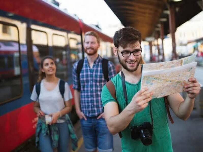 Tinerii români pot călători gratuit cu trenul în Europa prin programul DiscoverEU