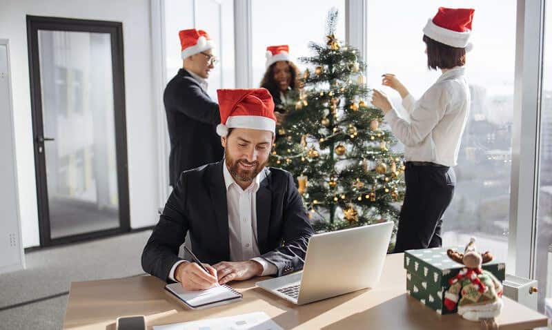 Companiile de stat din România oferă prime de Crăciun variate angajaților în 2025
