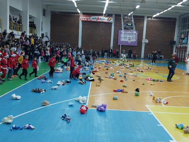 copii jucarii sala sporturilor