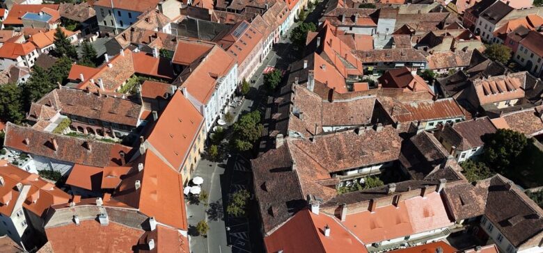 Guvernul Bolojan anunță majorarea impozitelor pe clădiri cu până la 80% începând din 2026